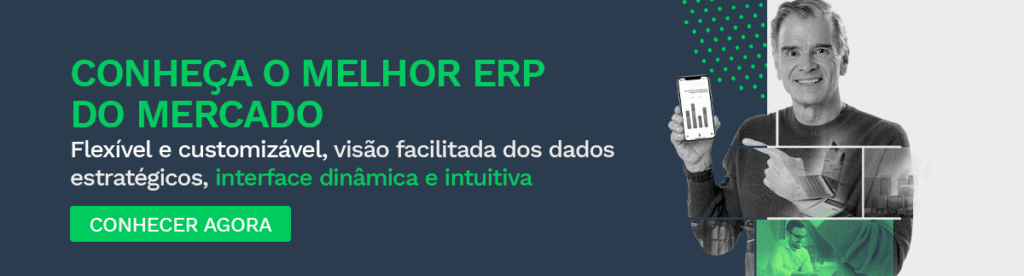 Banner promocional de ERP com fundo azul escuro. O texto principal destaca: 'Conheça o melhor ERP do mercado' em letras verdes. Abaixo, um subtítulo menciona a flexibilidade, personalização e interface intuitiva da solução. Um botão verde convida o usuário a 'Conhecer agora'. À direita, um homem sorridente segura um celular exibindo gráficos, com elementos visuais que remetem à tecnologia e análise de dados.