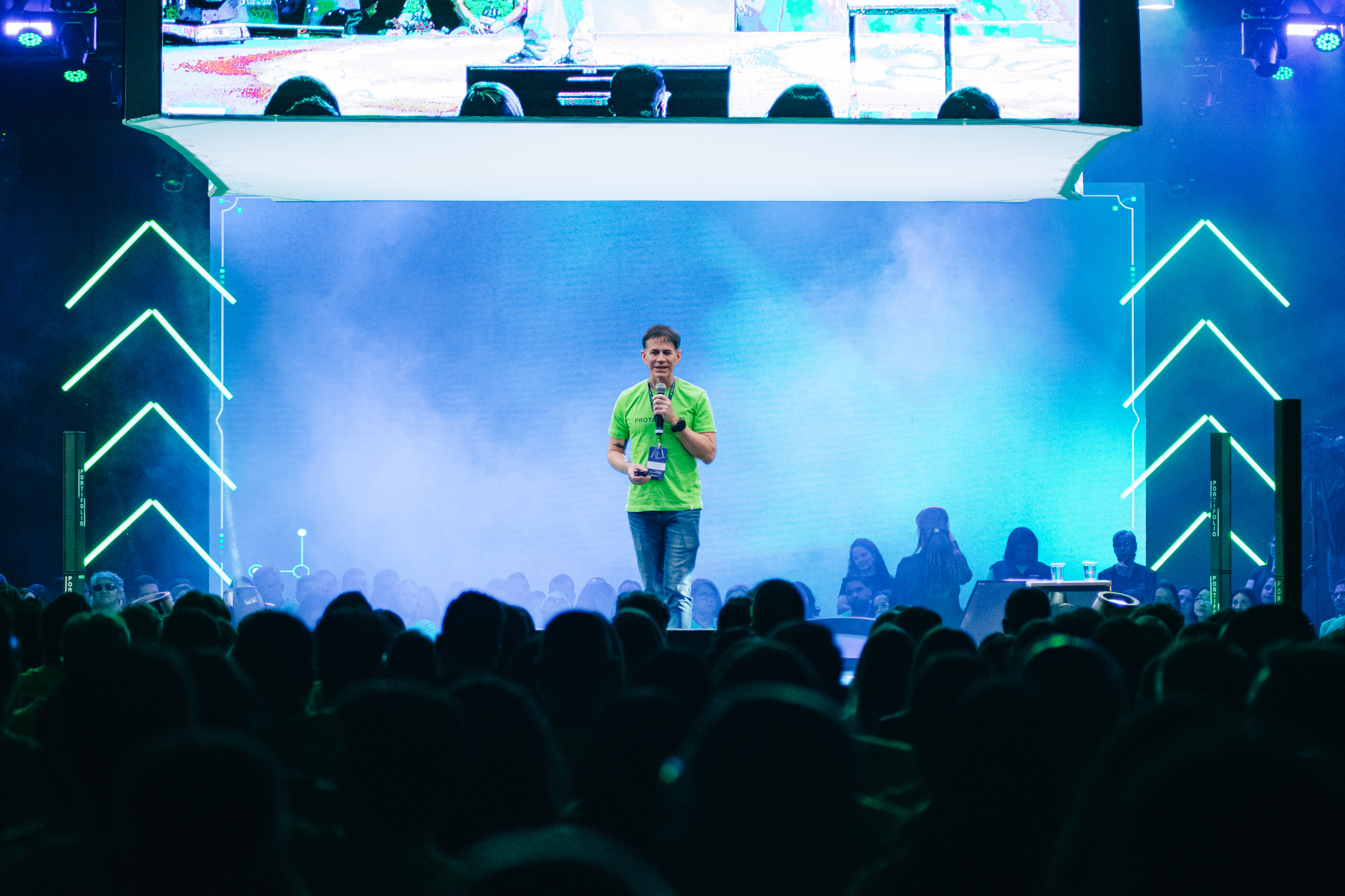 Felipe Calixto falando em evento