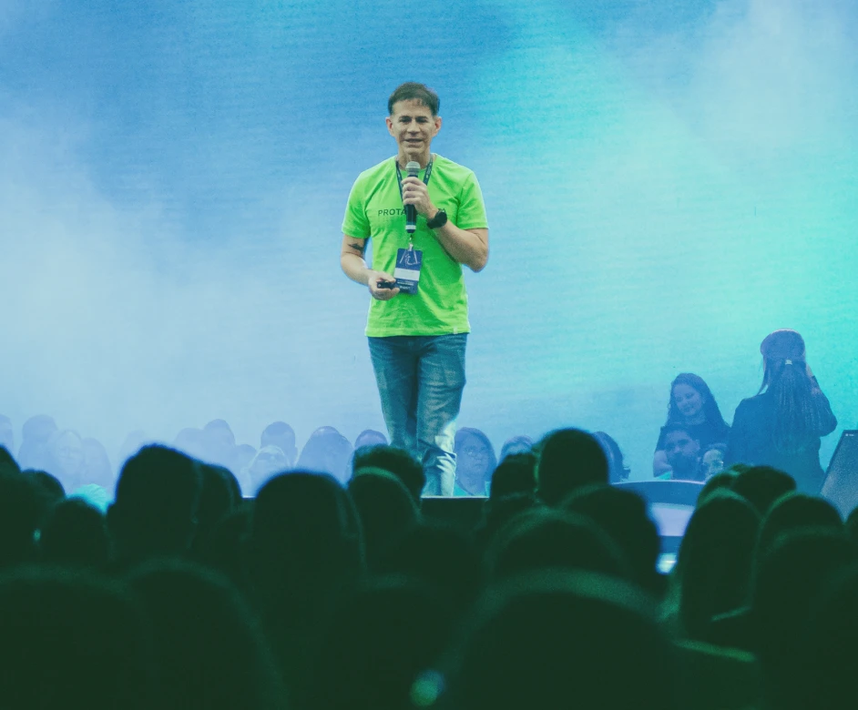 Felipe Calixto falando em evento