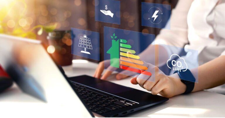 Profissional digitando em um notebook mostrando algumas telas, demonstrando a gestão de indicadores