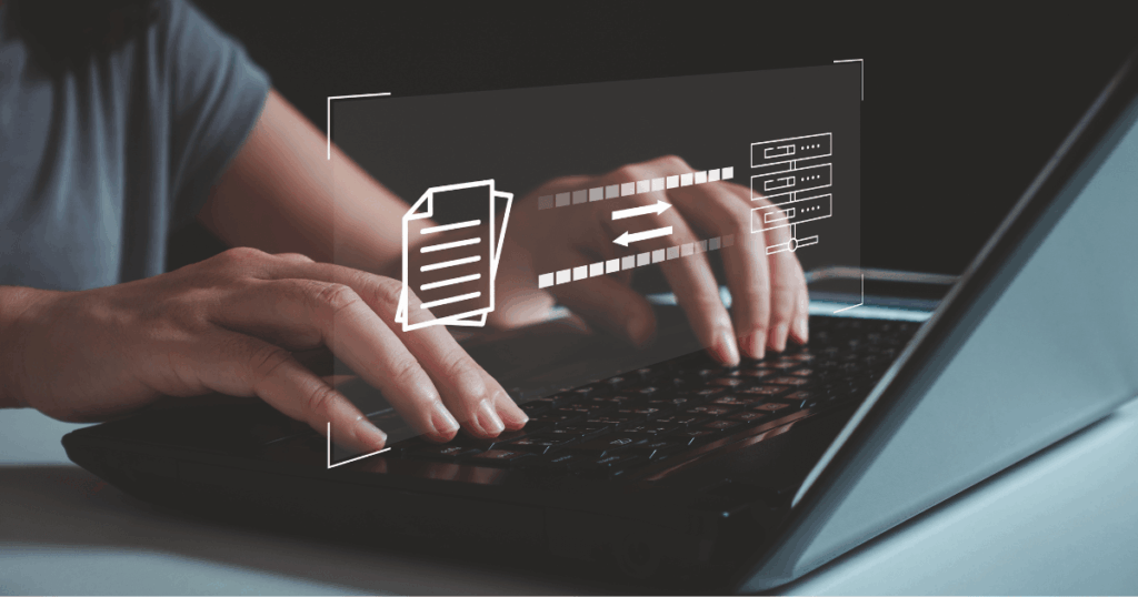 Profissionaç digitando no notebook, realizando o envio do sped