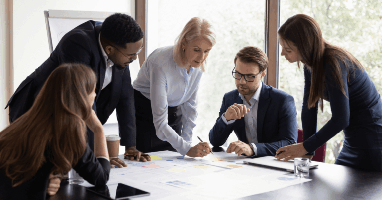 Equipe comercial reunida, alinhando as estratégias de metas de vendas