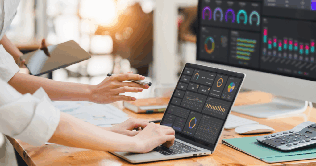 Profissional utilizando um notebook, passando pelo módulos do ERP