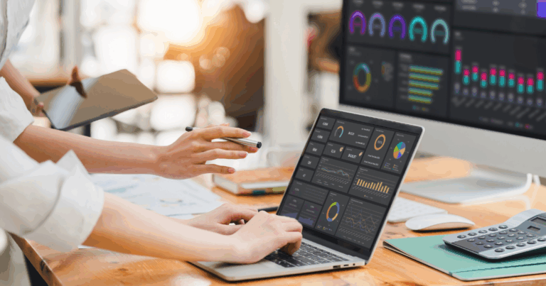 Profissional utilizando um notebook, passando pelo módulos do ERP