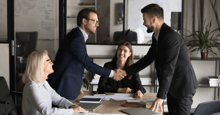 Pessoa avaliando um serviço em um notebook com ícones de satisfação, representando estratégias de customer sucess e foco na experiência do cliente.