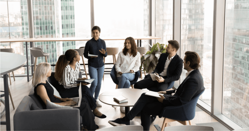 Profissionais em uma roda fazendo alinhamento sobre melhorias para diminuição do turnover