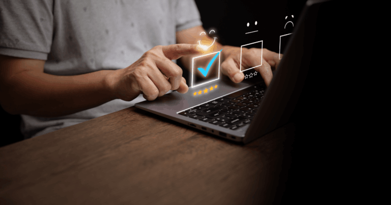 Pessoa interagindo com avaliações digitais em um notebook, selecionando opção positiva, representando a experiência do cliente e a satisfação com um serviço.