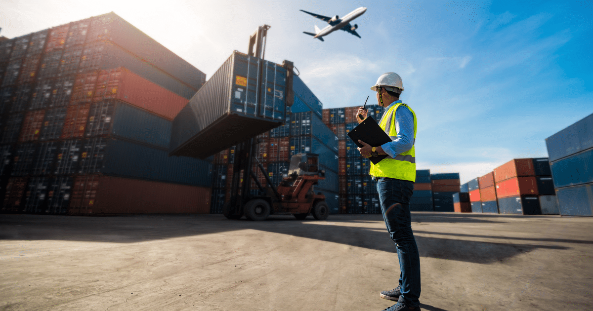 Um profissional de supply chain controlando toda a frota e distribuição através de transportes, como avião, navio e caminhão.
