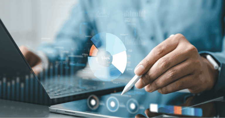 Profissional utilizando caneta digital em tablet com gráficos e indicadores financeiros projetados na tela, representando análise estratégica e desenvolvimento de modelo de negócios.