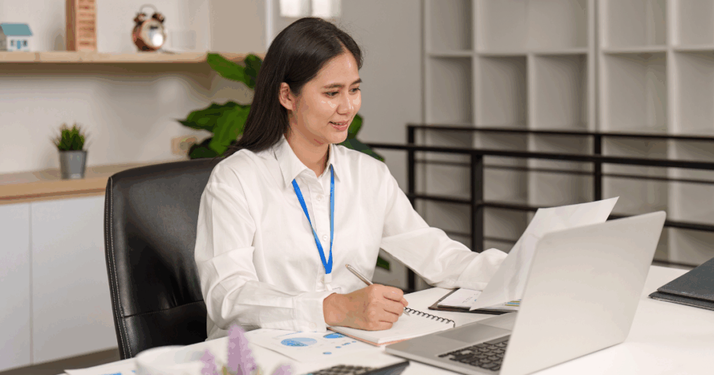 Profissional realizando a régua de cobrança ao analisar informações