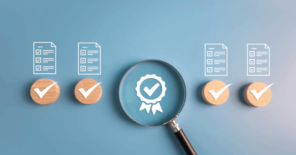 Ilustração de indicadores de qualidade representados por ícones de listas de verificação e um selo de aprovação sob uma lupa, simbolizando análise e controle de qualidade.