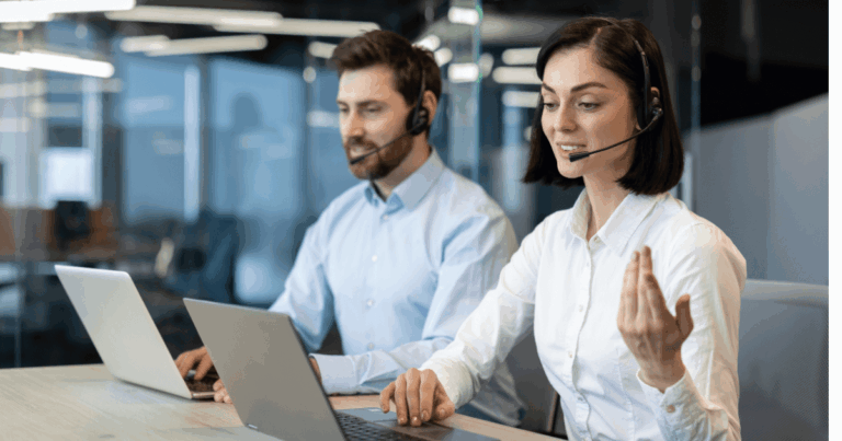 Profissionais em um ambiente corporativo, fazendo o atendimento ao cliente de forma remota