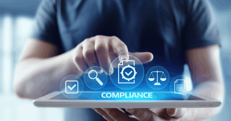 Pessoa utilizando um tablet com ícones digitais relacionados a leis e auditoria, representando práticas de compliance e conformidade empresarial.