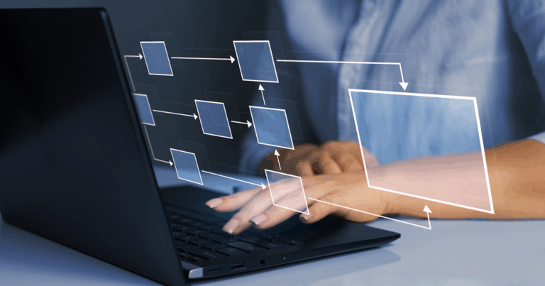 Profissional digitando em notebook com fluxograma digital sobreposto, simbolizando a automação e eficiência na gestão de processos dentro das empresas.