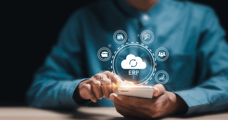 Profissional acessando ERP por meio de um tablet, representando a mobilidade de ERP