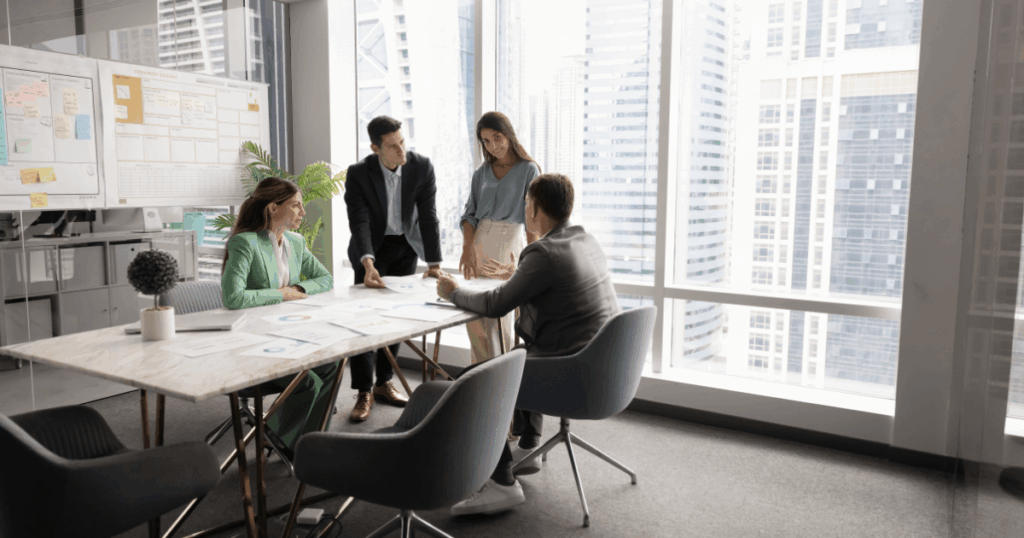 Profissionais reunidos em uma sala de reunião, discurtindo sobre tendências de mercado em 2023