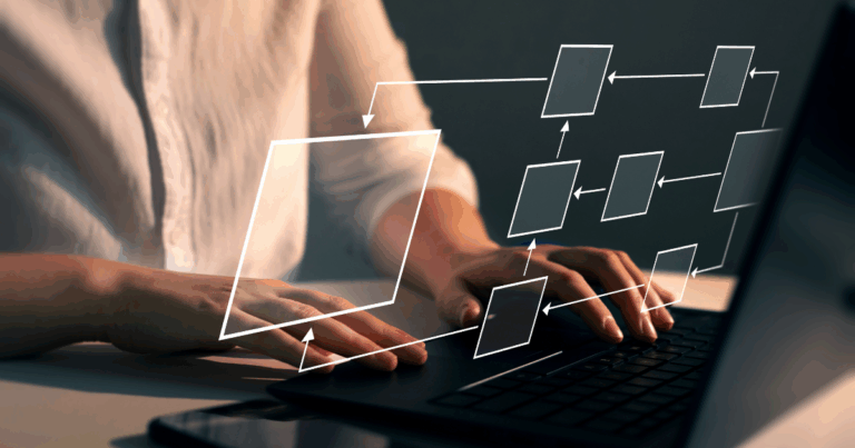 Pessoa utilizando notebook com fluxograma digital na tela, representando o mapeamento de processos e a organização de fluxos empresariais.