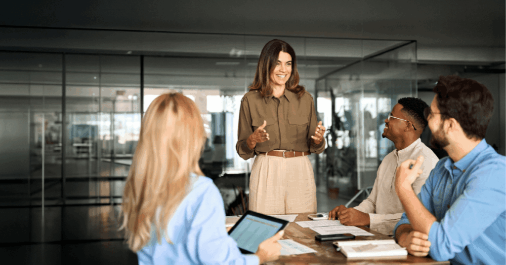 Profissionais em uma sala de reunião, conversando e alinhando sobre a gestão de projetos