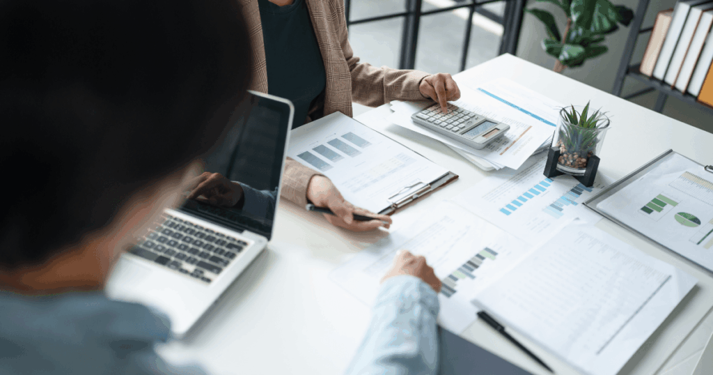 Dois profissionais analisando informações do balanço patrimonial