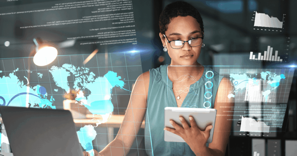 Profissional analisando dados digitais em ambiente tecnológico com gráficos e mapas virtuais, simbolizando o uso de tecnologias emergentes para inovação e transformação digital.