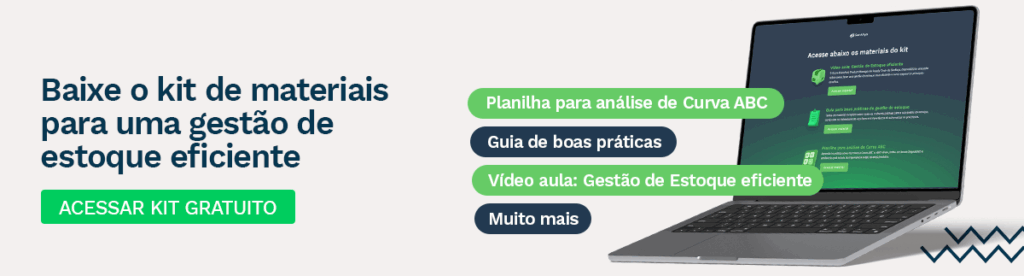 Banner promocional do kit gratuito para gestão de estoque eficiente. Texto principal destaca 'Baixe o kit de materiais para uma gestão de estoque eficiente'. Botão verde com o CTA 'Acessar kit gratuito'. Destaques do material incluem 'Planilha para análise de Curva ABC', 'Guia de boas práticas' e 'Vídeo aula: Gestão de Estoque eficiente'. Imagem de um notebook exibindo os materiais disponíveis.