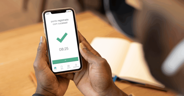 mãos de uma pessoa segurando o celular mostrando a gestão de ponto eletrônico feita online
