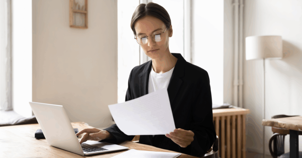 Profissional analisando informações sobre lucro presumido e lucro real