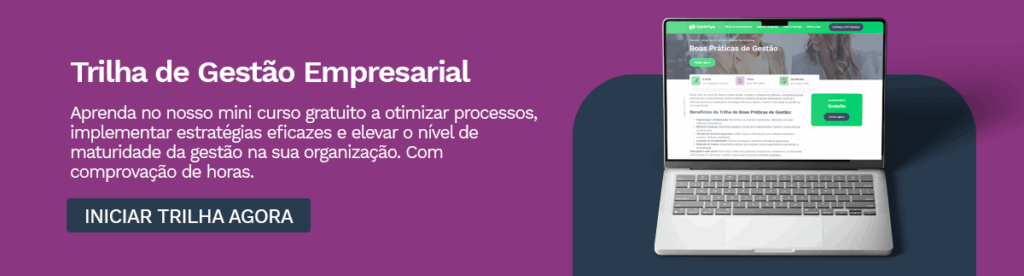 Banner promocional da Trilha de Gestão Empresarial. Texto principal em branco destaca 'Trilha de Gestão Empresarial'. Descrição informa sobre o mini curso gratuito que ensina a otimizar processos, implementar estratégias eficazes e elevar a maturidade da gestão nas organizações, com comprovação de horas. Botão escuro com CTA 'Iniciar trilha agora'. Imagem de um notebook exibindo a página do curso com informações sobre boas práticas de gestão.