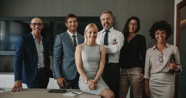 Profissionais unidos, representando o crescimento empresarial e o sucesso coletivo.