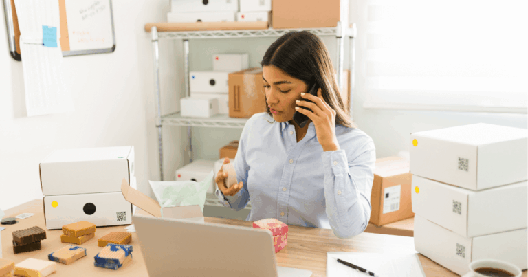 mulher com telefone no ouvido fazendo o gerenciamento de fornecedores