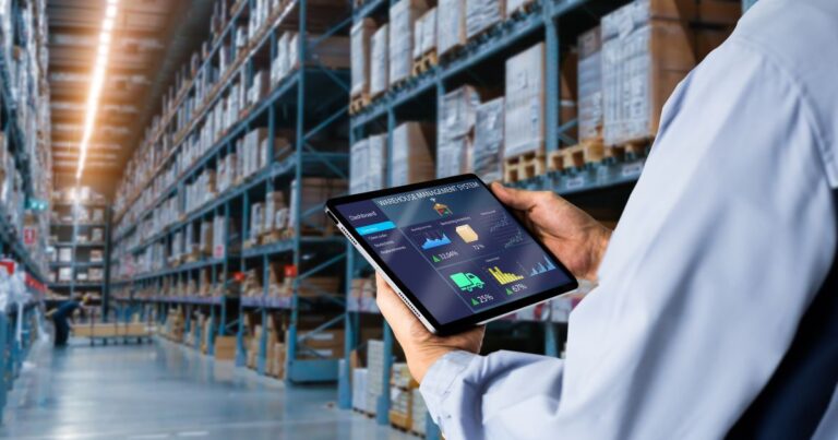 Profissional analisando dados logísticos em tempo real em centro de distribuição, etapa essencial para a eficiência do last mile