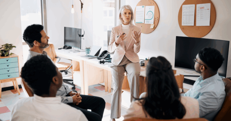 5 pessoas em reunião alinhando sobre ERM(gerenciamento de riscos empresariais)