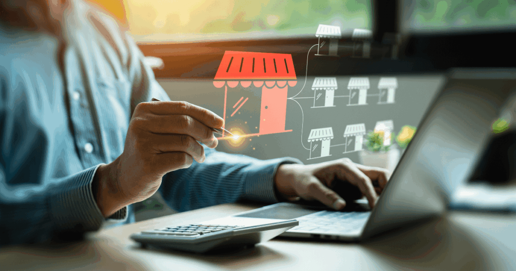 Mãos digitando em um laptop com elementos digitais representando comunicação automatizada, simbolizando a integração de um ERP para franquias na gestão e atendimento eficiente.