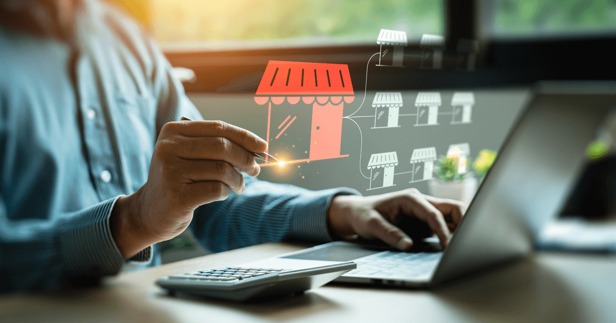 Mãos digitando em um laptop com elementos digitais representando comunicação automatizada, simbolizando a integração de um ERP para franquias na gestão e atendimento eficiente.