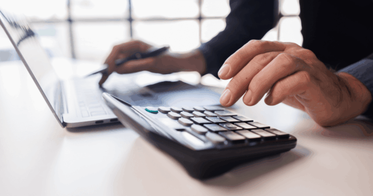 Profissional realizando o cálculo dos juros simples