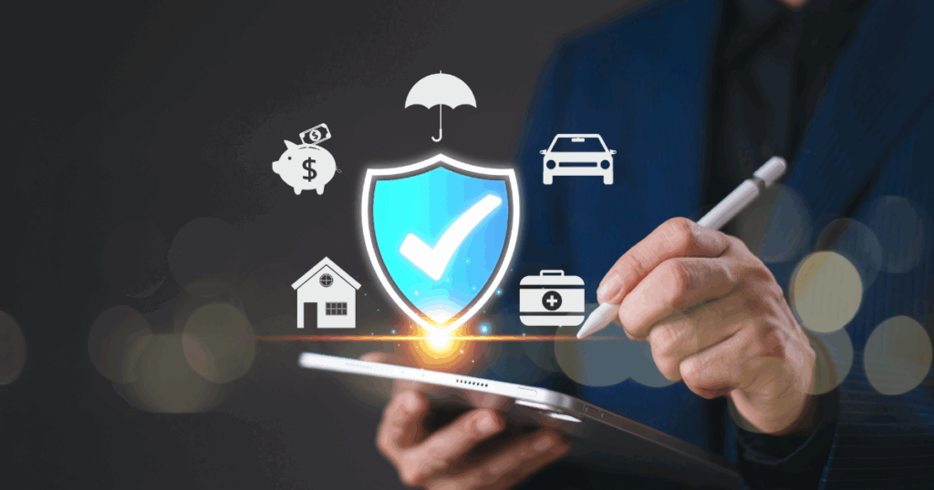 Pessoa utilizando tablet com ícones digitais de proteção e seguro, representando o conceito de Open Insurance e integração de dados no setor de seguros.