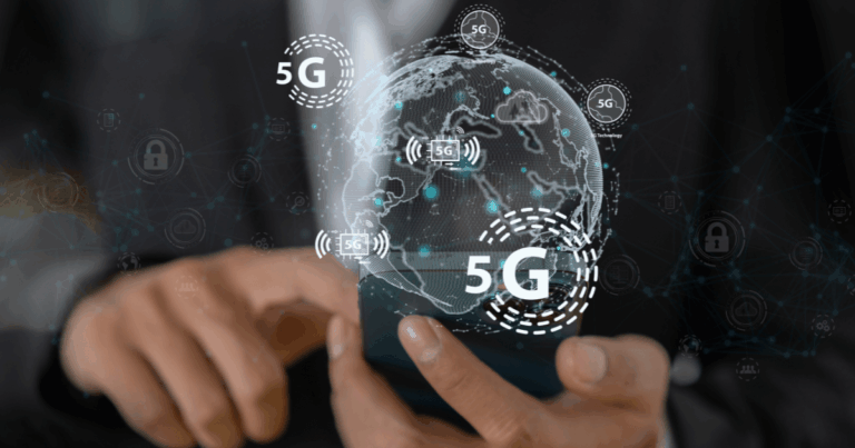 Pessoa segurando um smartphone com holograma digital representando a rede 5G. A imagem exibe um globo virtual com conexões tecnológicas e ícones de segurança e comunicação, destacando a evolução da conectividade com a rede 5G