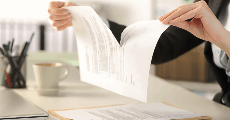 Profissional rasgando um papel, representando o cancelamento de contratos