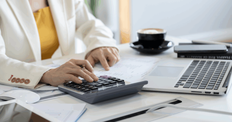 Profissional realizando o cálculo do imposto CBS