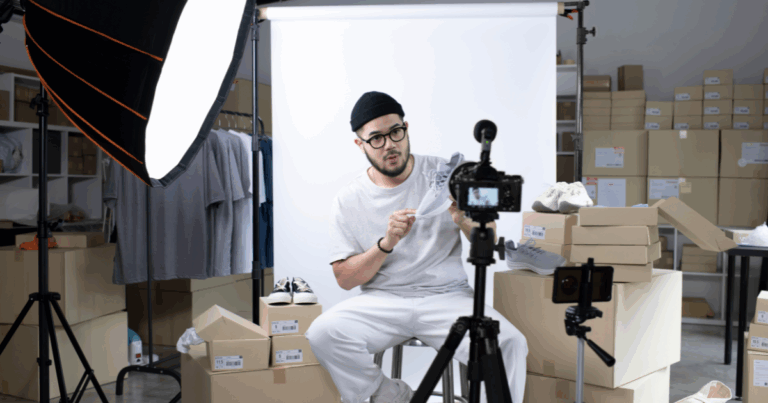 Homem apresenta tênis durante transmissão ao vivo com cenário de estúdio, exemplificando estratégia de vendas por live commerce.