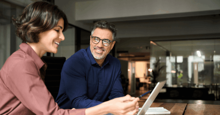 Profissionais de Recursos Humanos em reunião estratégica, discutindo tendências de RH e inovações para a gestão de pessoas nas empresas.