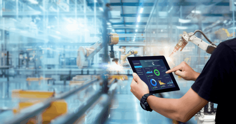 Técnico utilizando tablet com dashboard de desempenho em uma fábrica automatizada, demonstrando o uso da automação inteligente para monitoramento em tempo real e otimização de processos industriais.