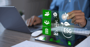 Pessoa utilizando laptop com ícones digitais sobre ESG, sustentabilidade, governança corporativa e responsabilidade social.