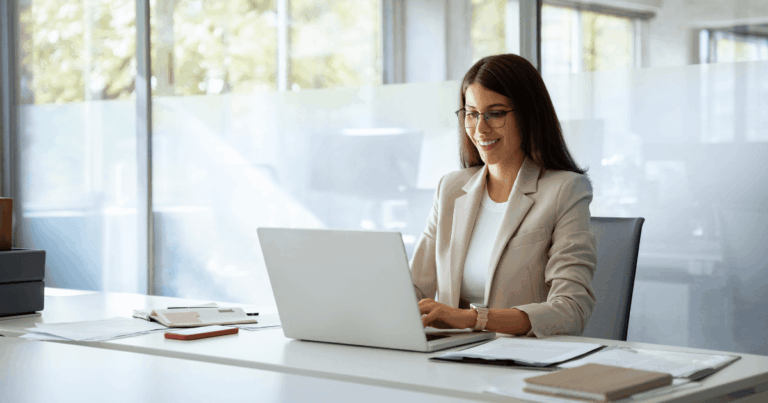 Profissional em um ambiente empresarial, fazendo a qualificação cadastral no esocial