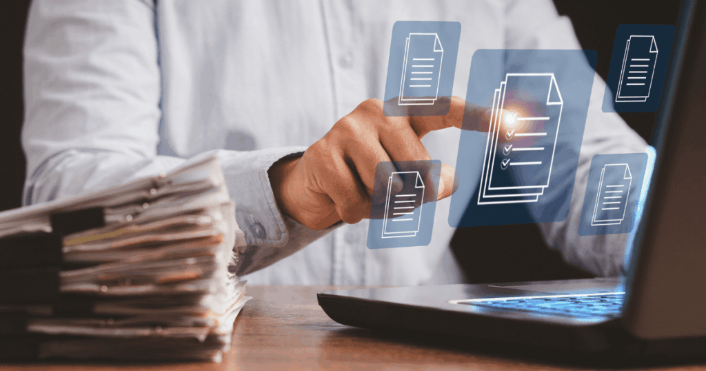 Pessoa utilizando laptop para realizar o arquivamento de documentos digitais, representando a digitalização e organização eletrônica de arquivos empresariais.