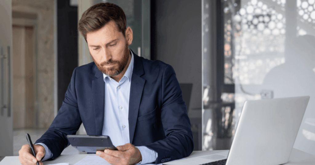 Executivo analisando dados em um tablet em ambiente corporativo, representando o cálculo e a análise de CLV (Customer Lifetime Value) para estratégias de retenção e valor do cliente.