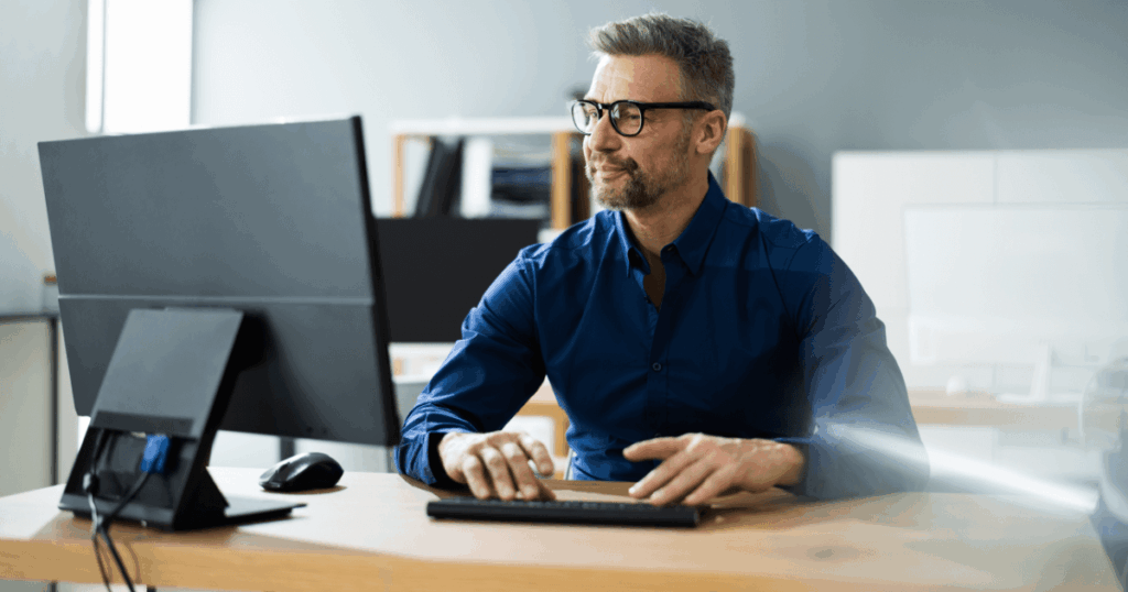 Profissional analisando dados de controle de QA(Quality Assurance)