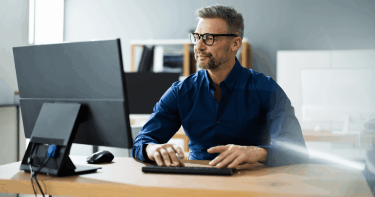 Profissional analisando dados de controle de QA(Quality Assurance)
