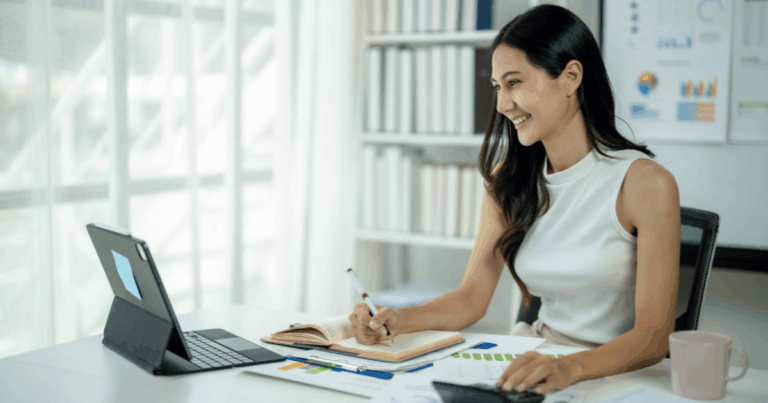 Profissional analisando dados financeiros no escritório, ilustrando o planejamento e o cálculo do abono pecuniário nas férias dos colaboradores.