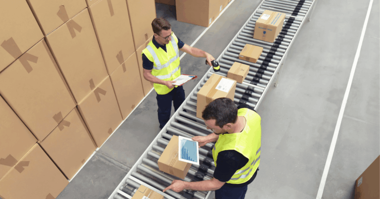 Profissionais em centro de distribuição analisam dados em tempo real, ilustrando o uso de inteligência artificial na logística para otimizar processos.